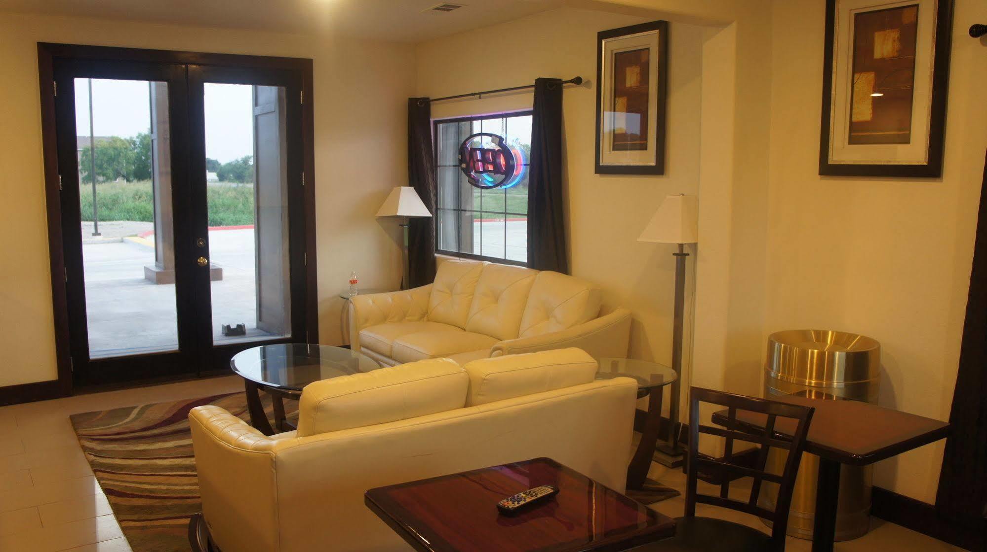 Lux Inn And Suites Three Rivers Buitenkant foto