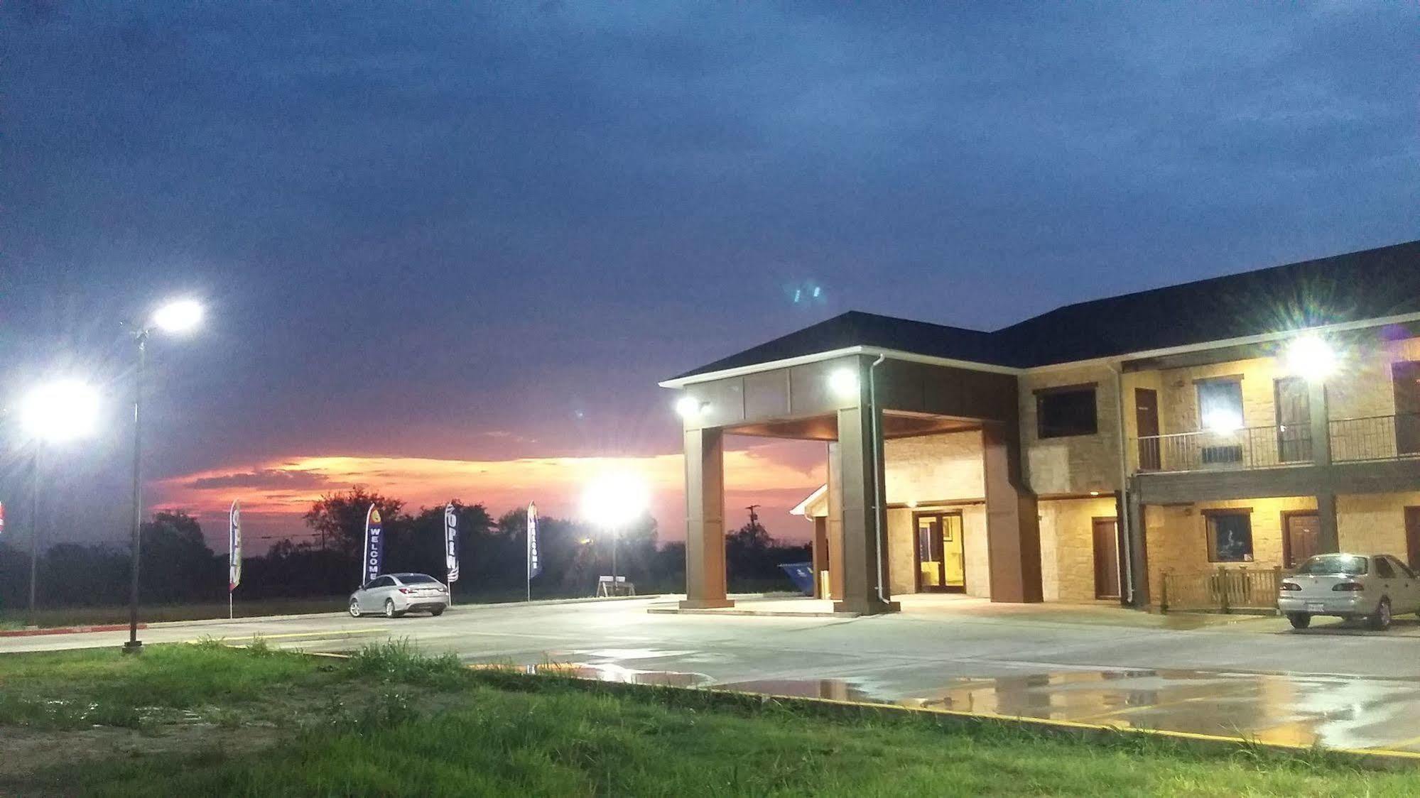 Lux Inn And Suites Three Rivers Buitenkant foto